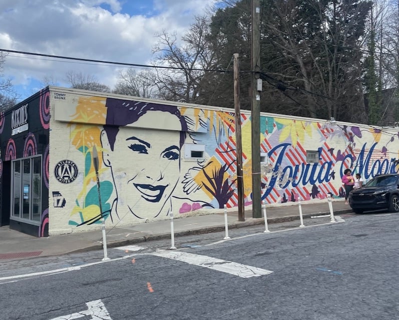 The mural of former Atlanta news anchor Jovita Moore, before it was covered up. (Madeline Thigpen/Capital B)
