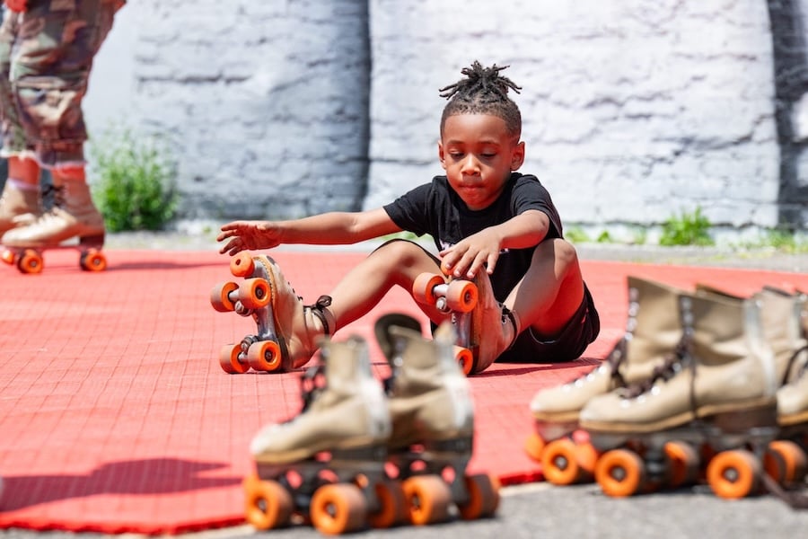 Jalin Dupree, 5, prepares his skates. (Javonte Anderson/Capital B)